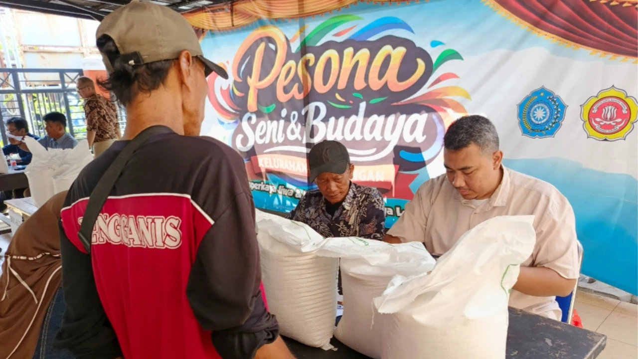 Penyaluran Bantuan Pangan Beras untuk Masyarakat Kelurahan Pekiringan