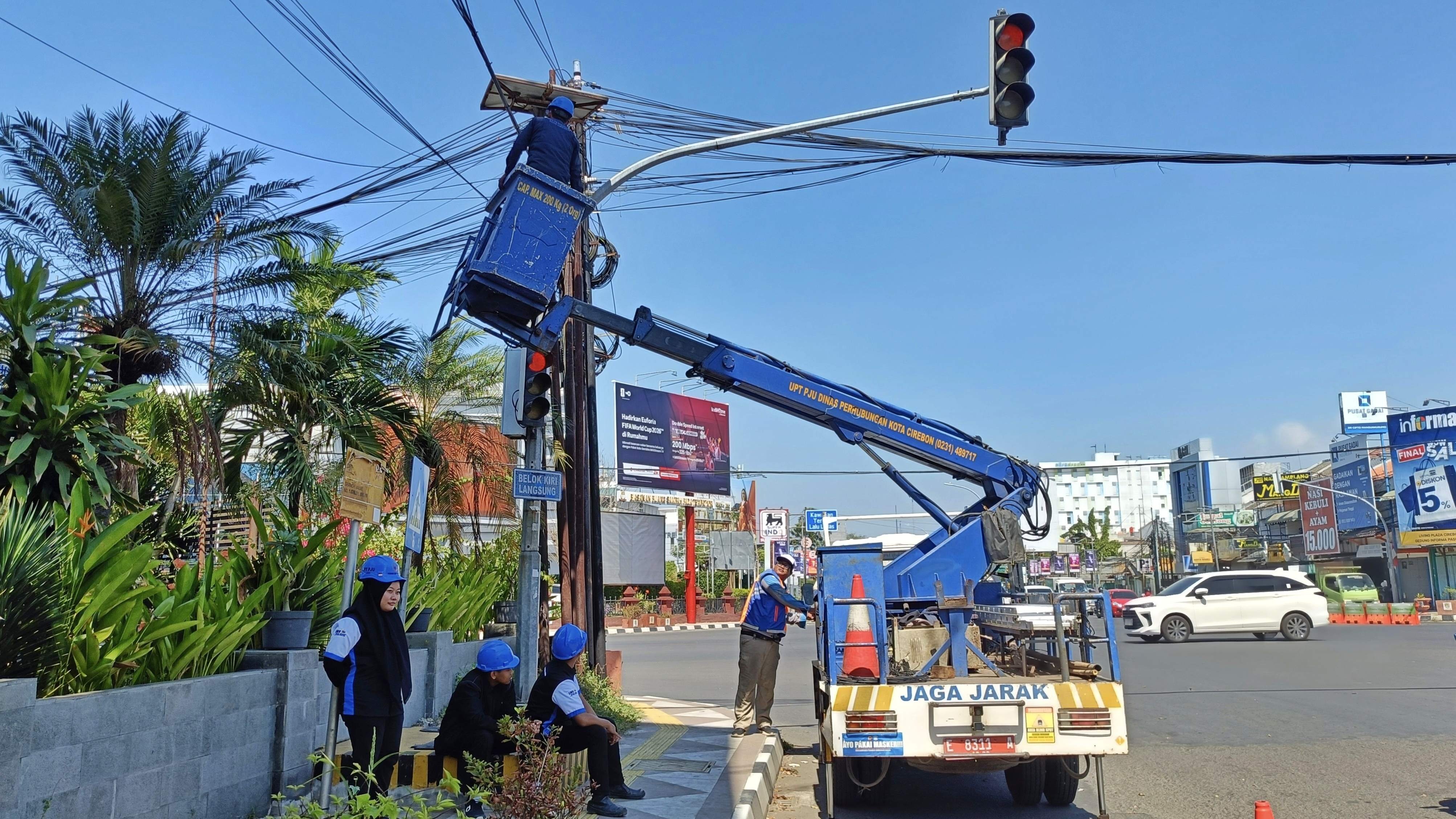 Pemkot Cirebon Rampungkan Perapihan Kabel Fiber Optik di Jalan Wahidin