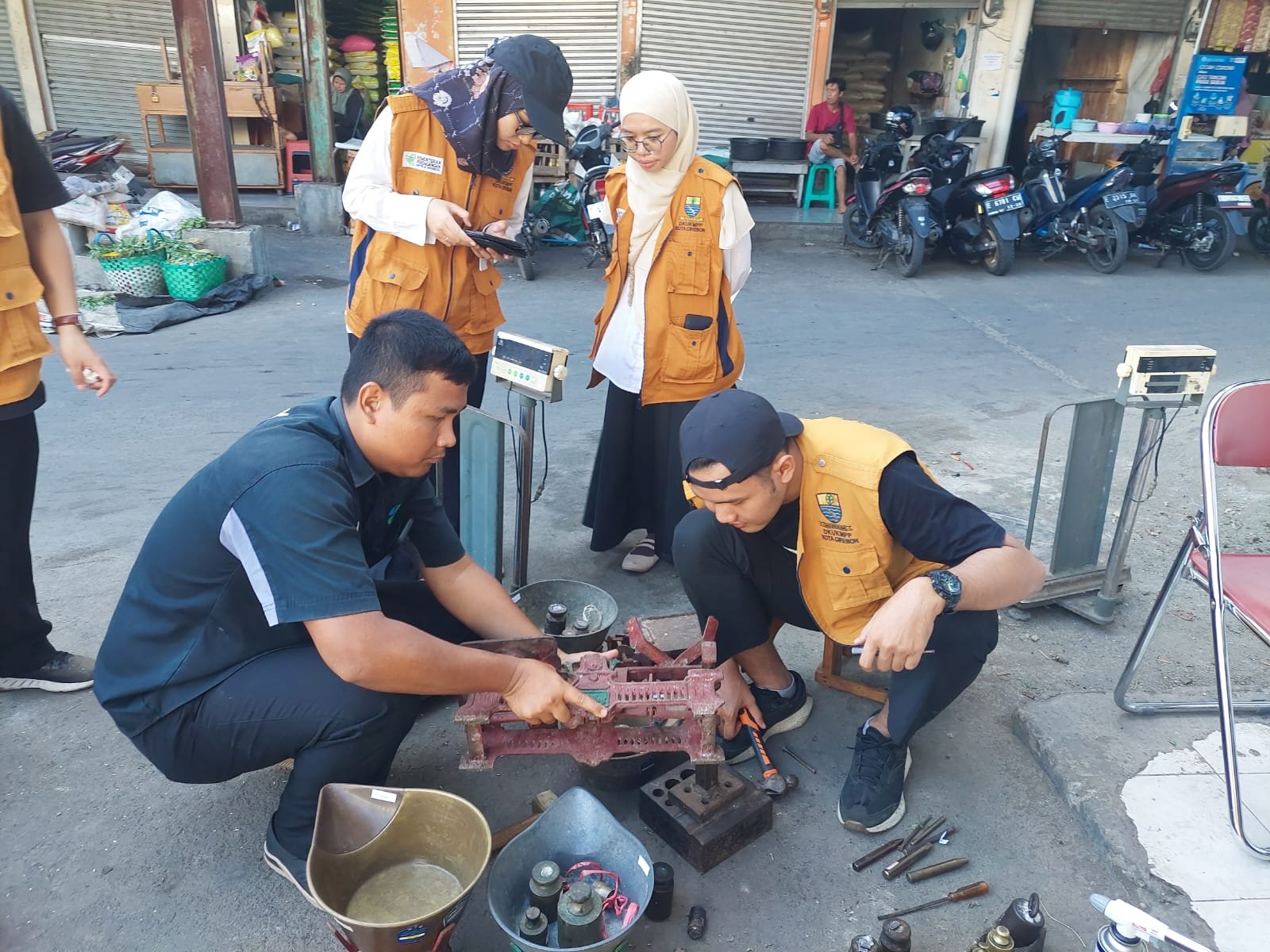 Bidang Kemetrologian melaksanakan Sidang Tera Ulang hari ke-2 di Pasar Pagi. Antusias Pedagang Cukup Tinggi