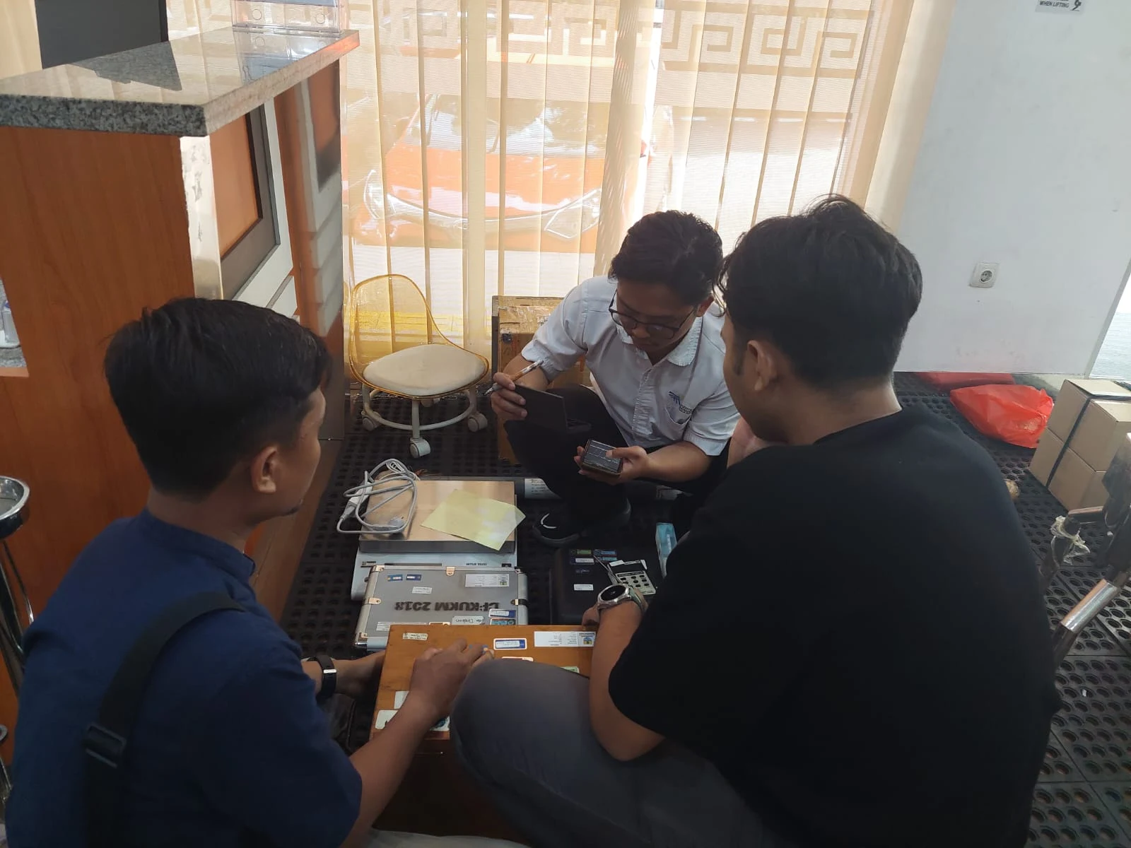 Bidang Kemetrologian melaksanakan verifikasi alat standar kemetrologian di Direktorat Metrologi