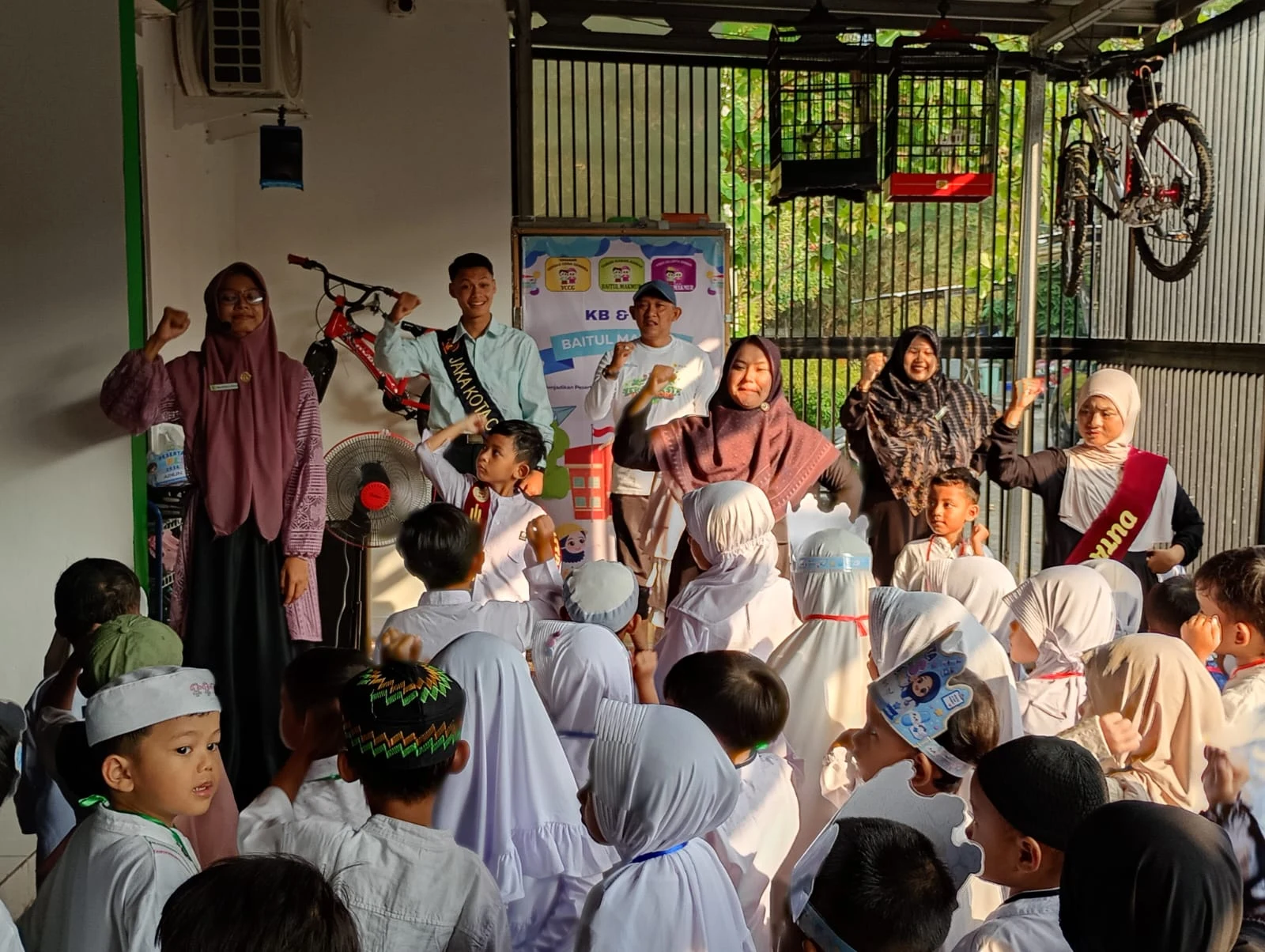 Senam Bersama Lurah Kecapi Meriahkan Kegiatan MPLS TK Baitul Makmur