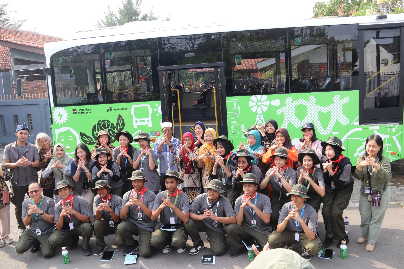 SINERGI CSR PERTAMINA KUNJUNGAN GREENBUS DI KAMPUNG WISATA KEBERAGAMAN DAN BATIK PROKLIM LESTARI KELURAHAN LARANGAN