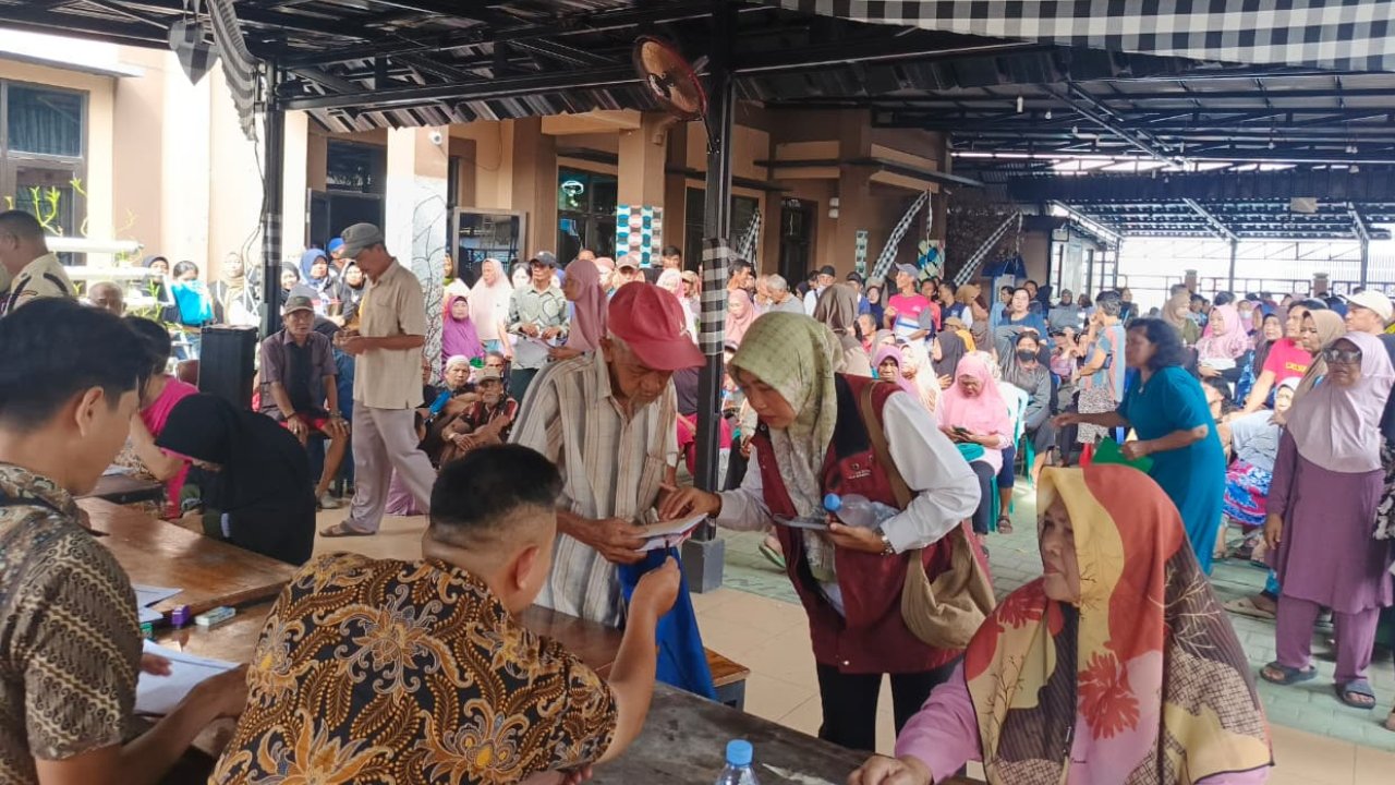 Penyaluran rekening kepada penerima manfaat Program Keluarga Harapan (PKH) dan Bantuan Pangan Non Tunai (BPNT) di Kelurahan Pekiringan