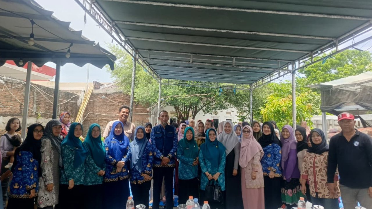 Sekolah Perempuan P2WKSS (Peningkatan Peranan Wanita Menuju Keluarga Sehat Sejahtera) di RW. 06 Suradinaya Utara Kelurahan Pekiringan