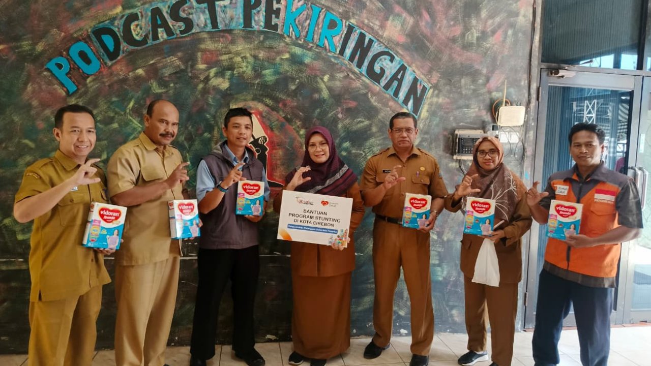 Bantuan Pemberian Susu kepada Ibu Hamil KEK dari Rumah Zakat berkoloborasi dengan Asia Toserba di Kelurahan Pekiringan