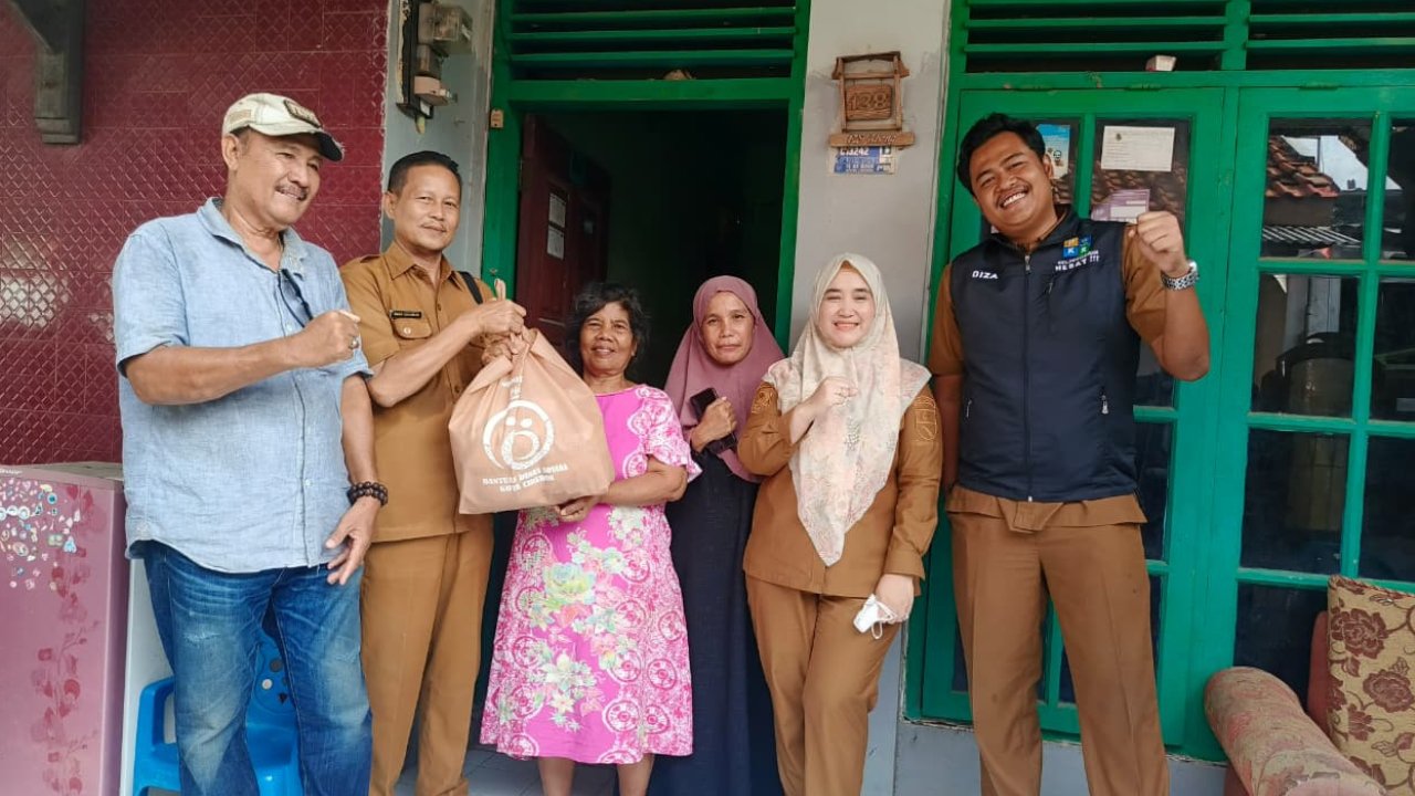 Penyaluran bantuan kepada warga terdampak rumah ambruk di Kelurahan Pekiringan.