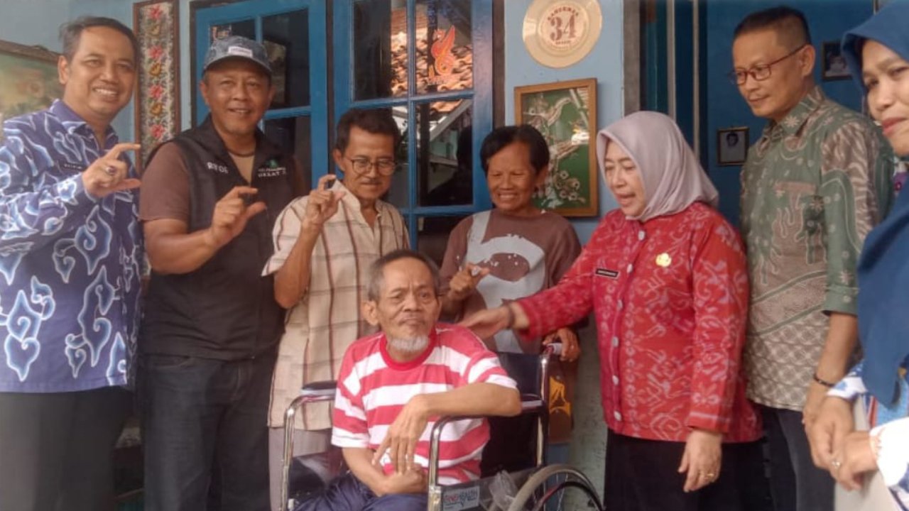 Penyaluran Bantuan Sosial dari Dinas Sosial Kota Cirebon untuk Warga Kelurahan Pekiringan