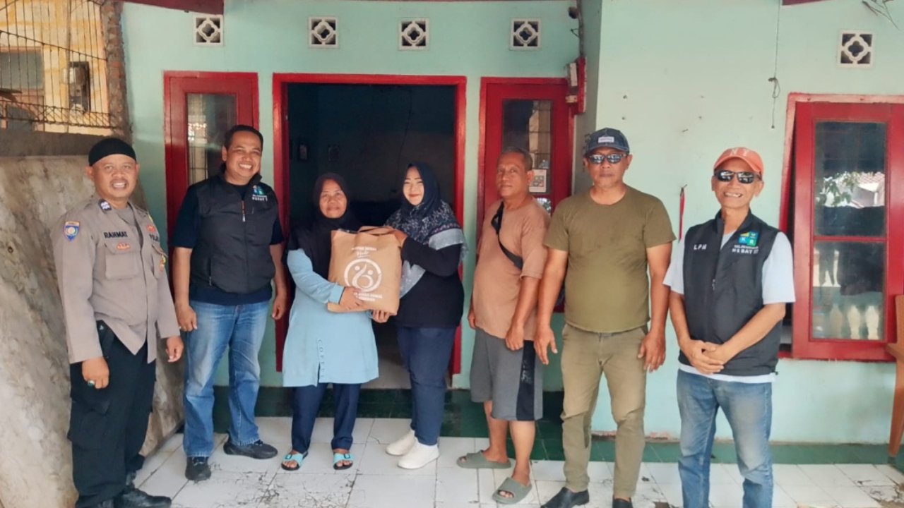Penyerahan Bantuan Sembako untuk Warga RW. 06 Suradinaya Utara yang Terdampak Rumah Ambruk