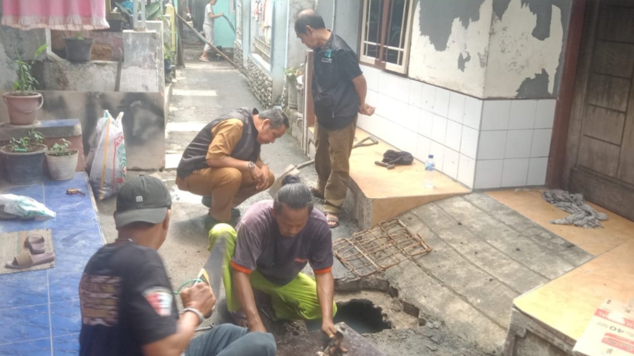 Lurah Pekiringan Monitoring Perbaikan Saluran Air Tersumbat di RW. 06 Suradinaya Utara