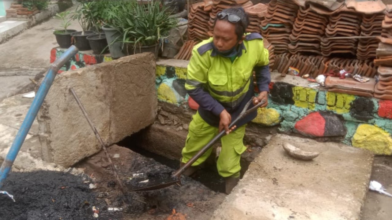 Kegiatan Normalisasi Selokan oleh Satgas Kelurahan Pekiringan