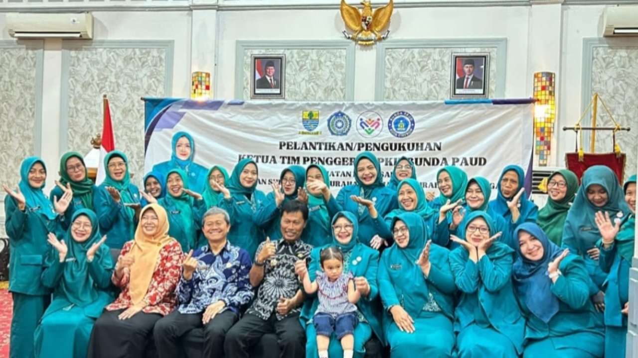 Ny. Mery Mardiyana resmi dikukuhkan sebagai Ketua TP PKK Kelurahan Pekiringan oleh Ketua TP PKK Kota Cirebon, Ny. Noviyanti Edo, SE
