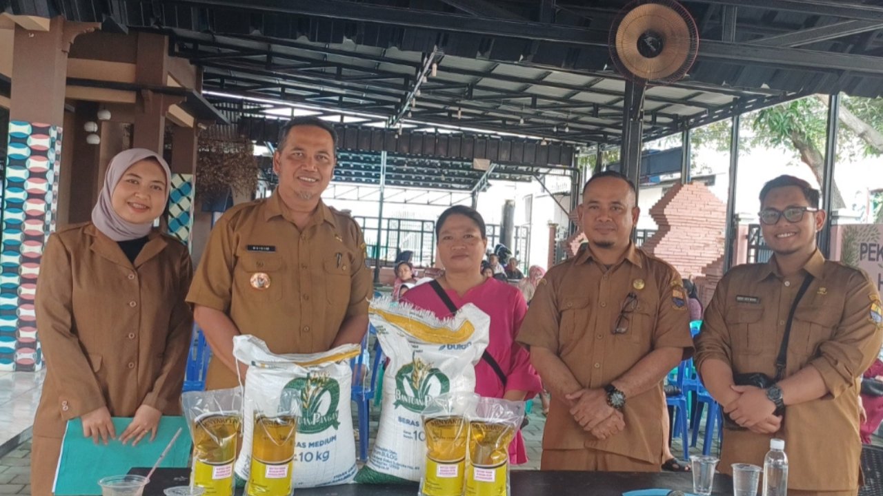 Kkegiatan penyaluran bantuan pangan dari Bulog kepada masyarakat penerima manfaa sebanyak 662 paket.