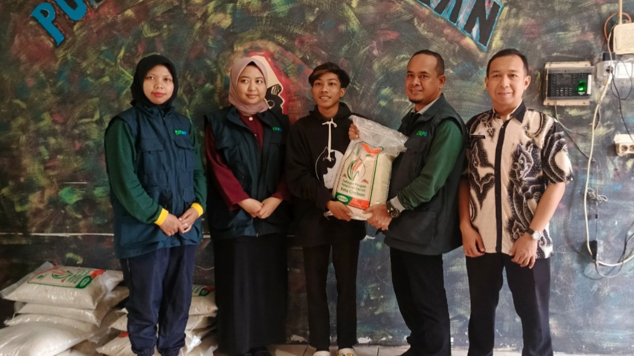 Kelurahan Pekiringan melaksanakan kegiatan penyaluran Bantuan Pangan Cadangan Pangan Pemerintah Daerah Tahun 2025