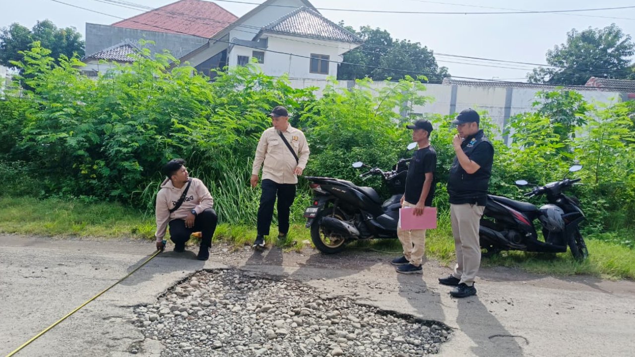 Kegiatan pengukuran ruas jalan dan gang di wilayah Kelurahan Pekiringan sebagai langkah awal dalam proses perencanaan pembangunan dan peningkatan infrastruktur jalan lingkungan