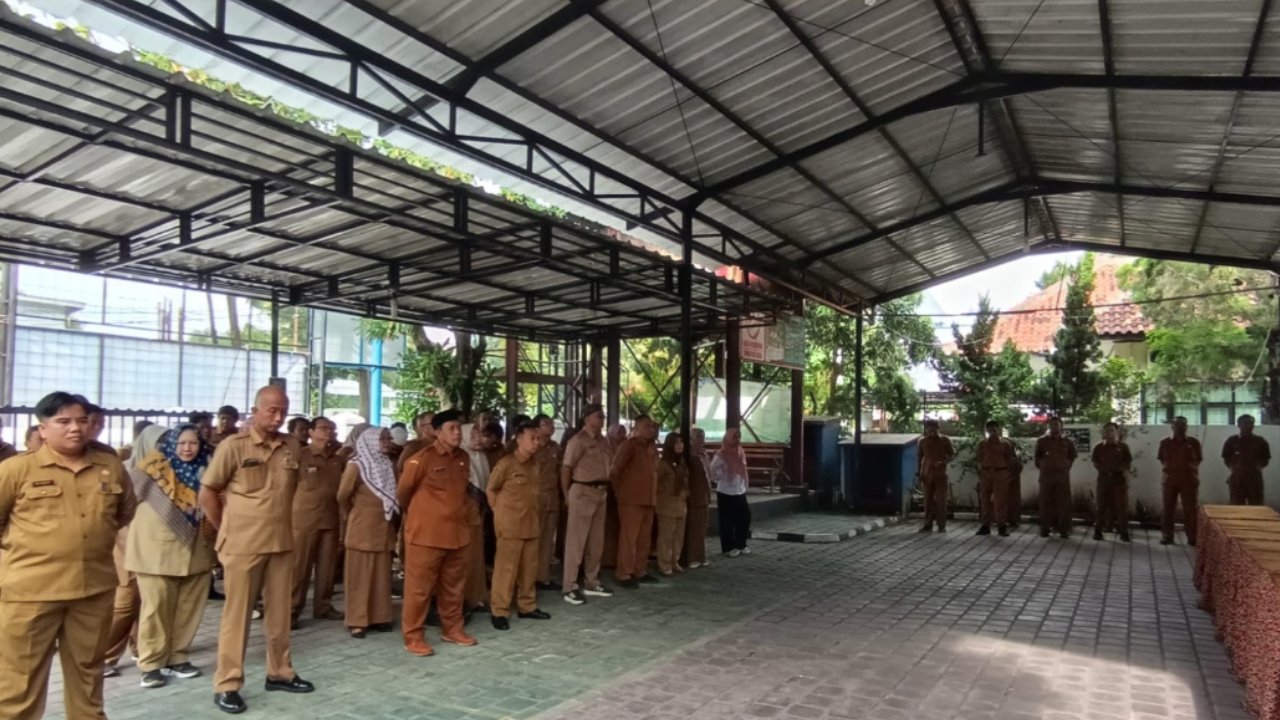 Kegiatan Apel Pagi sekaligus penandatanganan Pakta Integritas oleh pegawai kelurahan dan kecamatan Se Kecamatan Kesambi
