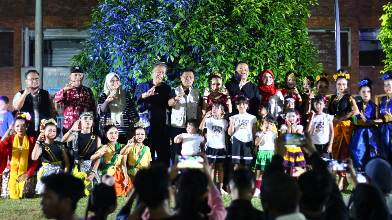 Opening Festival Kelurahan Pesona Seni dan Budaya di Alun-Alun Kejaksan Kota Cirebon