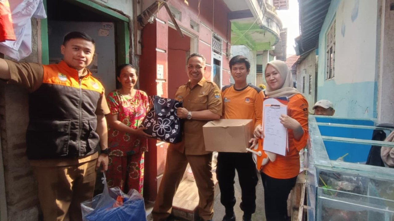 Penyaluran Bantuan Buffer Stock bagi Warga Terdampak Rumah Ambruk