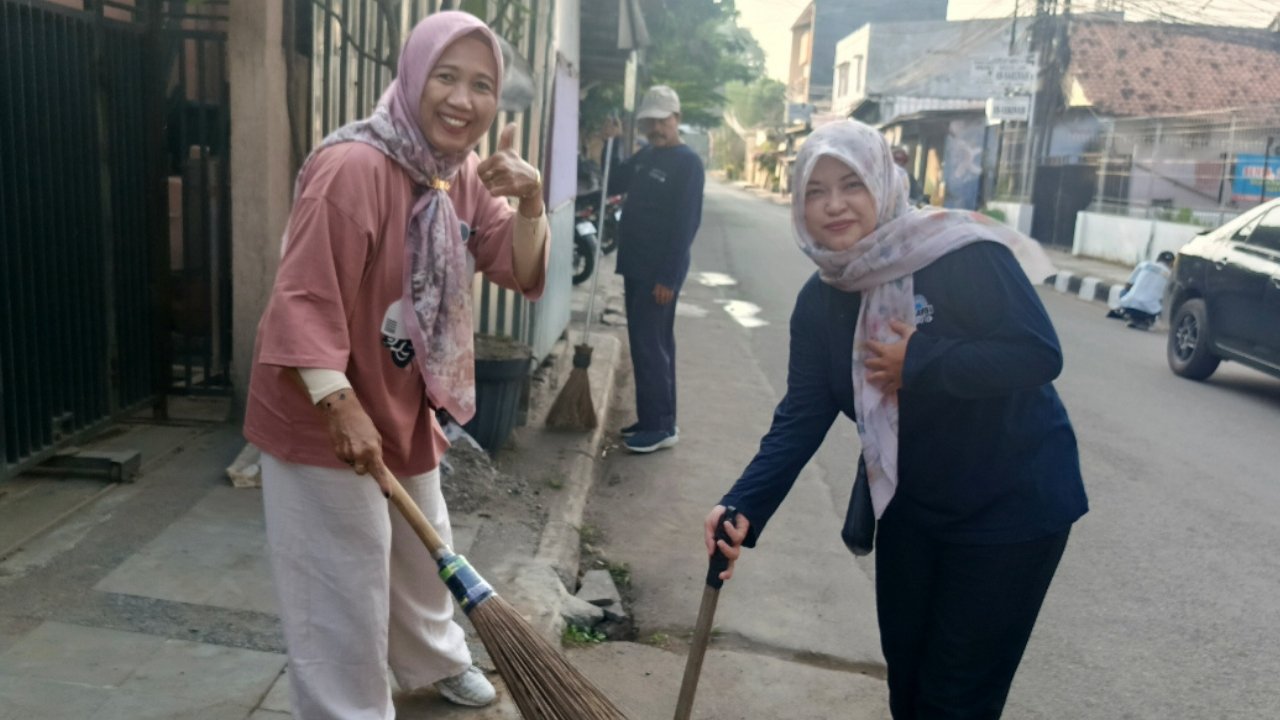 Kerja Bakti Pegawai Kelurahan Pekiringan dalam Memperingati Hari Jadi Kota Cirebon ke-599