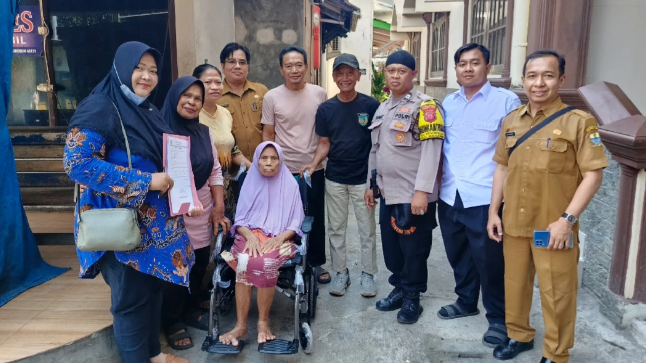 Penyerahan Bantuan Kursi Roda bagi Warga Kelurahan Pekiringan