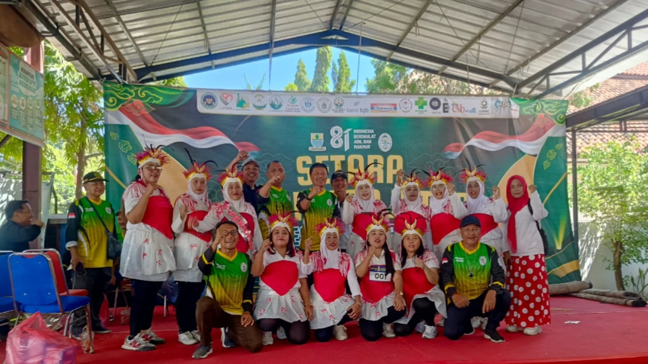 TP. PKK Kelurahan Pekiringan Ikut Memeriahkan Gerak Jalan Indah dan Sehat Tingkat Kecamatan Kesambi