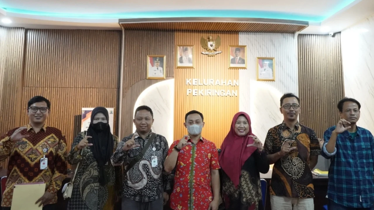 KUNJUNGAN KPU DAN BAWASLU KOTA CIREBON KE KELURAHAN PEKIRINGAN