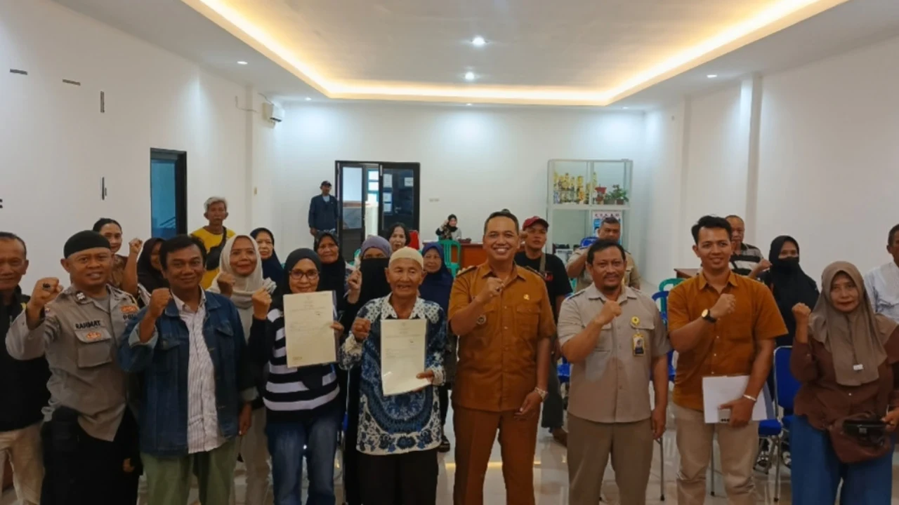 PENYERAHAN SERTIPIKAT PTSL UNTUK MASYARAKAT KELURAHAN PEKIRINGAN