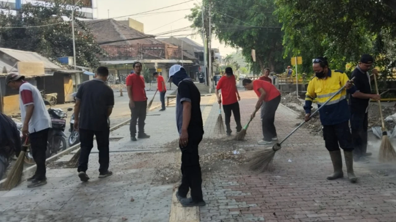 SATGAS KEBERSIHAN KELURAHAN PEKIRINGAN IKUTI GIAT KERJA BAKTI DI SUKALILA