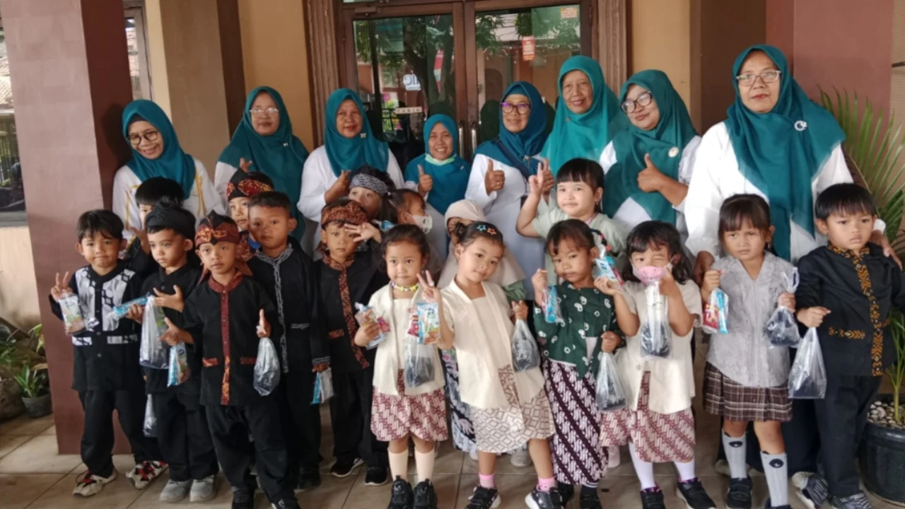 KUNJUNGAN TK YWKA KE KELURAHAN PEKIRINGAN