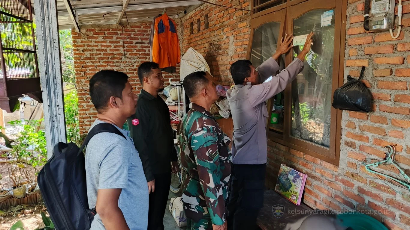 Penempelan Stiker dalam kegiatan Intervensi Kesehatan Lingkungan Tahun 2026