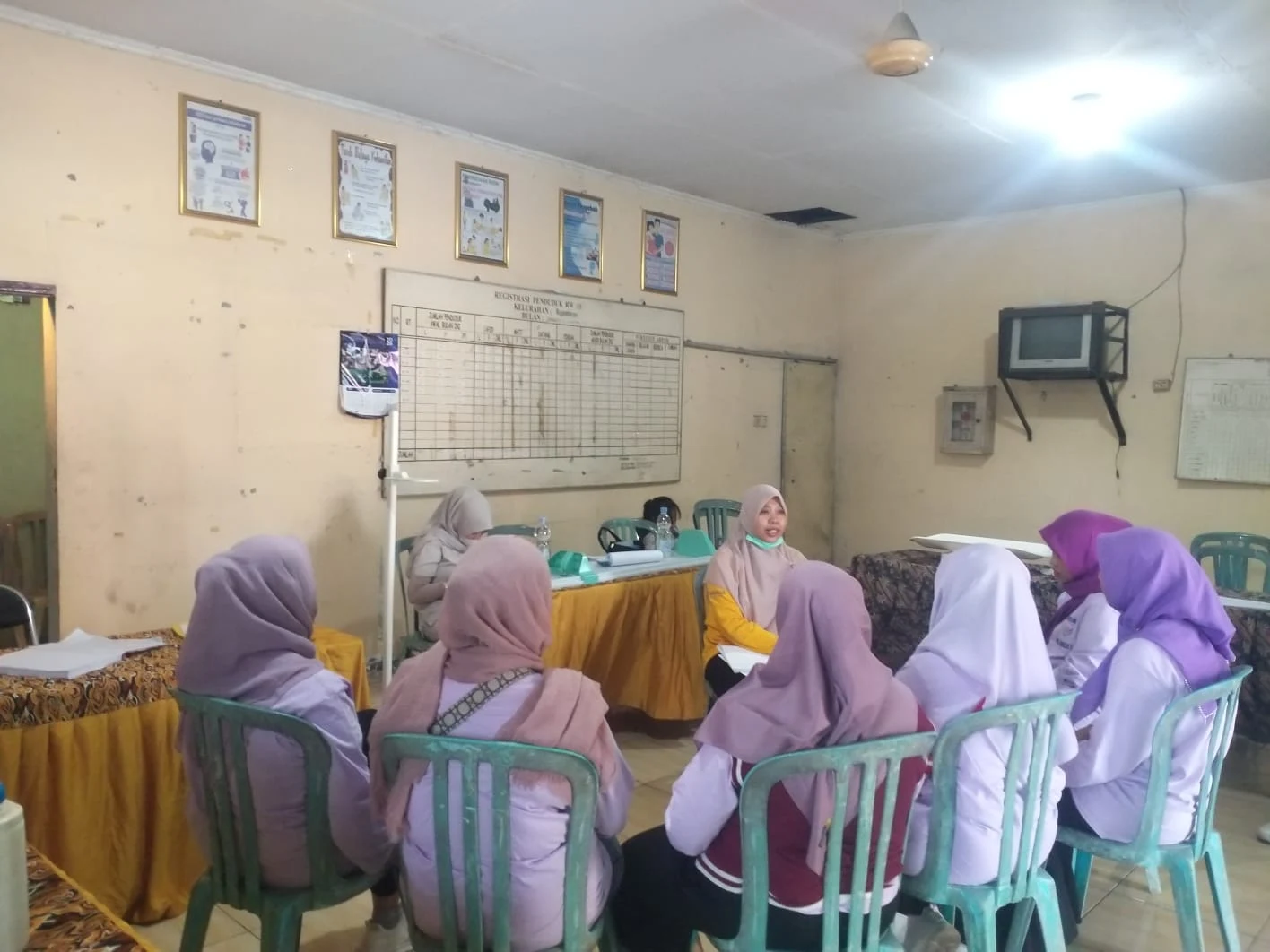 PEMBINAAN KADER POSYANDU TENTANG 25 KETERAMPILAN DASAR KADER BIDANG KESEHATAN DI BAPERKAM RW 08 KARANG ANOM